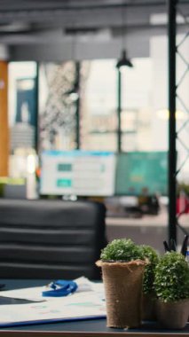 Stratejik planlama, performans analizi ve veri tahmini için hazırlık sinyalleri veren cihazları ve anahtar iş belgelerini içeren dikey Video Modern şirket çalışma alanı. Örgüt.