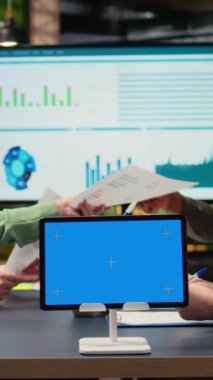 Çok ırklı iş kadınlarından oluşan dikey video ekibi toplanarak proje hedefleri ve grafik göstergelerinde kaydedilen mali ilerlemeyi tartıştı. Şirket büyüme performans verileri. Kamera A.