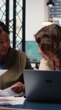 Vertical Video Professional kadın çalışanları, strateji belirlemek ve arşivlenmiş belgelerle ilgili mali raporları gözden geçirmek üzere bir araya gelerek yetki ve uygulama sergilediler. İlerici iş örgütü