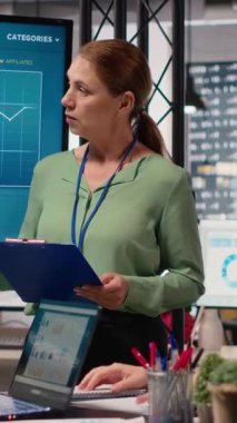 Vertical Video Professional idari müdürü, şirket hedeflerini sunmak ve ekip üyeleriyle birlikte bir kalkınma stratejisi oluşturmak amacıyla bir toplantıya ev sahipliği yapıyor. Hedefe yönelik hırslı kadın lider