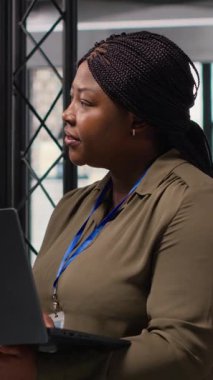 Dikey Video Black, modern bir bilişim şirketinin ofisindeki hava tahminlerini analiz etmek için yapay zeka ve sinir ağları kullanan kararlı bir lider. İş stratejisi optimizasyonu için otomasyon. Kamera.