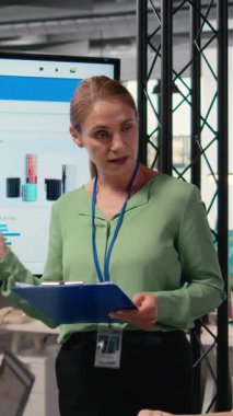 Dikey Video Kadını CEO 'su iddialı iş hedefleri ve büyüme stratejisi sunarak hissedarlar ve ortaklarla beyin fırtınası oturumuna giriyor. Ofisteki kurumsal feminizmi simgeliyor.