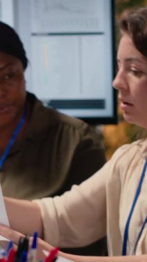 Vertical Video, ileriyi düşünen bir şirket kültüründe grafik ve strateji raporlarını değerlendiren, şirket gelişimine ve başarıya odaklanarak birlikte akıllıca kararlar veren iş kadınlarını güçlendirdi.