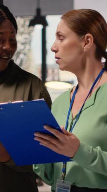 Profesyonel kadınlardan oluşan dikey video kooperatif ekibi anahtar veri ve raporları incelerken, iş büyümesi için strateji belirliyor, görüşleri kalkınma hedefleri ve takım çalışmalarına göre hizalıyor. Ağ