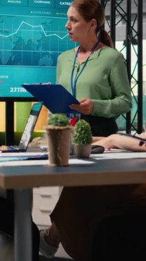 Vertical Video Professional idari müdürü, şirket hedeflerini sunmak ve ekip üyeleriyle birlikte bir kalkınma stratejisi oluşturmak amacıyla bir toplantıya ev sahipliği yapıyor. Hedefe yönelik hırslı kadın lider