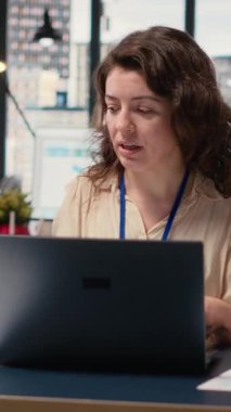 Brifing sırasında işbirliği yapan, veri ve raporları analiz eden ve bir büyüme zihniyetini benimseyen iş kadınlarının Dikey Video Grubu. Hedefe yönelik toplantı. Kamera B.