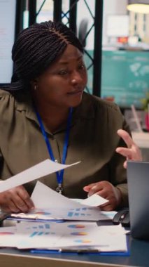 İş dünyasında birlikte kalkınma planları ve stratejik düşünme üzerinde çalışan çok ırklı iş kadınları grubu, iş dünyasındaki vizyoner hedeflerin hizalanmasını yansıtıyor. Kamera B.