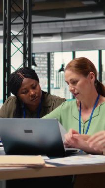 Dikey Video Güvenilir Güçlü Kadınlar veri raporlarını değerlendirmek, proje hedefleri ve şirket ölçümleri belirlemek için toplantı odasında toplanıyor. Yetkilendirme ve yüksek seviye karar verme. Kamera A.