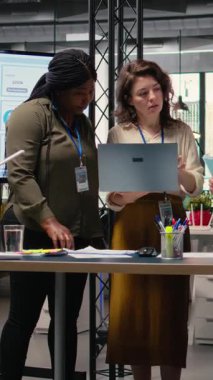 Dikey Video İş Kadınları planlama, analiz ve tahminler üzerinde çalışmak üzere bir takım olarak belge ve dizüstü bilgisayarların etrafında toplandılar. Sonuçlara ve şirket liderliğine odaklanan ortaklar. Kamera A.