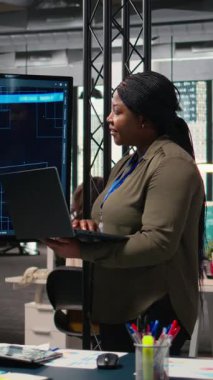 Dikey Video Black, modern bir bilişim şirketinin ofisindeki hava tahminlerini analiz etmek için yapay zeka ve sinir ağları kullanan kararlı bir lider. İş stratejisi optimizasyonu için otomasyon. Kamera.