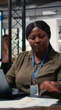 Dikey Video Siyah hırslı girişimci, proje hedeflerini veri içgörüleriyle hizalayarak, iş yerindeki bilgileri yazar. Berraklık ve analitik yetenekler kariyer ilerlemesini temsil eder. Kamera A.