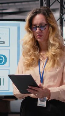 Şirket alanındaki verimlilik raporlarını değerlendiren Dikey Video Yöneticisi, performans ve girişim hedefleri arasında bir sinerji sağlıyor. Kurumsal feminizm güçlendirme. Kamera B.