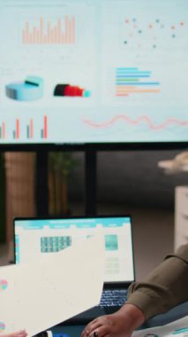 Dikey Video Hedefleri odaklı iş kadınları finansal raporlara derinlemesine dalarak, bir sonraki stratejik hamleye güvenle rehberlik etmek için kurumsal verilerin grafiklerini ve göstergelerini kullanıyorlar. Şirket yönetimi