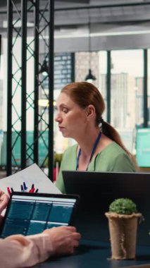 Dikey Video Hırslı Kadın, iş arkadaşlarıyla toplantı sırasında iş yerinde çalışıyor, görevlerini çözüyor ve raporlar yazıyor. Büyümeyi, üretkenliği ve bir profesyonelin kariyerini garantiye almak. Kamera A.