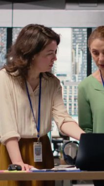 İş kadınlarından oluşan dikey video çeşitliliği ekibi analitiği gözden geçirir ve parlak ve stratejik bir çalışma ortamında vizyonlarını düzeltir, kurumsal hedefleri kariyer ilerlemesi ve gelişimi ile hizalar.