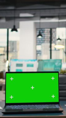 Dikey Video Çağdaş iş ofisi kroma anahtar dizüstü bilgisayarı ile donatılmış, öngörü, performans değerlendirmesi ve üst düzey proje planlaması için ideal alan bir şirket yönetim kurulu kurulunda.