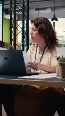 Kariyerin Dikey Video Ekibi analitik ve hedefleri sıralayan kadınlara odaklandı, şirketi akıllı ve işbirlikçi bir çalışma ortamında başarıya götürmek için finansal performans verilerini gözden geçirdi. Kamera.