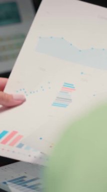 Dikey Video Dört kadınları bir strateji belirliyor ve çokuluslu şirketlerde fikir alışverişinde bulunuyorlar, başarı ve profesyonel gelişimi sağlamak için performans göstergelerini gözden geçiriyorlar. Güçlü bir zihniyet. Kamera.