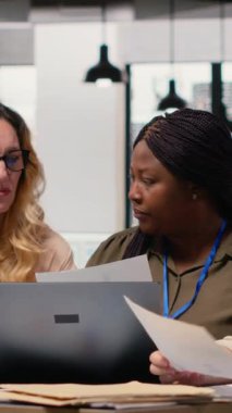 Dikey Video Çoklu Etnik İş Kadınları, stratejik düşünce ve ortak kurumsal hırs tarafından yürütülen performans hedeflerini hizalayan bir sinerji anında fikir alışverişinde bulunuyor ve fikir alışverişinde bulunuyor. Kamera B.