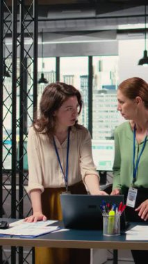 İş kadınlarından oluşan dikey video çeşitliliği ekibi analitiği gözden geçirir ve parlak ve stratejik bir çalışma ortamında vizyonlarını düzeltir, kurumsal hedefleri kariyer ilerlemesi ve gelişimi ile hizalar.