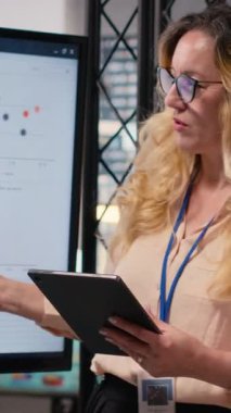 Dikey Video Hırslı CEO, yönetim kurulunda personeline performans göstergeleri sunuyor ve şirket gelişimi için veri raporlarını tartışmak ve analiz etmek için toplanıyor. Brifingdeki güçlü kadınlar. Kamera B.