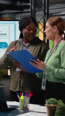 Profesyonel kadınlardan oluşan dikey video kooperatif ekibi anahtar veri ve raporları incelerken, iş büyümesi için strateji belirliyor, görüşleri kalkınma hedefleri ve takım çalışmalarına göre hizalıyor. Ağ