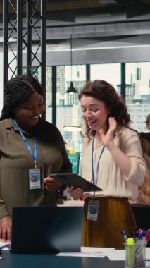 Vertical Video Diverse yönetim kadrosu iş stratejisini, çalışan performansını ve uzun vadeli şirket geliştirme hedeflerini geliştirmek için gelişmiş yapay zeka algoritmalarını ve öngörü modellerini inceliyor. Kamera A.