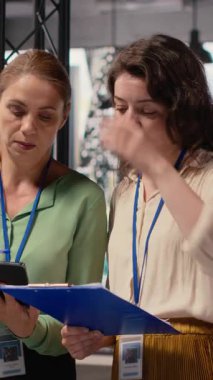 İş stratejisi geliştirmek için takım çalışması sergileyen dikey Video Hırslı profesyoneller, kadınlara anlayış ve kurumsal büyüme ve yönetim anlayışını yeniden şekillendirme gücü veriyor. Kamera B.