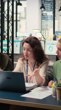 İş dünyasında birlikte kalkınma planları ve stratejik düşünme üzerinde çalışan çok ırklı iş kadınları grubu, iş dünyasındaki vizyoner hedeflerin hizalanmasını yansıtıyor. Kamera A.