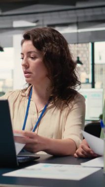 Vertical Video, ileriyi düşünen bir şirket kültüründe grafik ve strateji raporlarını değerlendiren, şirket gelişimine ve başarıya odaklanarak birlikte akıllıca kararlar veren iş kadınlarını güçlendirdi.