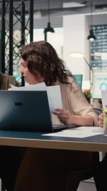 Vertical Video Professional kadın çalışanları, strateji belirlemek ve arşivlenmiş belgelerle ilgili mali raporları gözden geçirmek üzere bir araya gelerek yetki ve uygulama sergilediler. İlerici iş örgütü