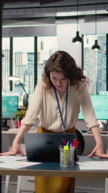 Dikey video çeşitliliğindeki kadınlar stratejik planlama, odaklanma ve kararlılık, profesyonel büyüme, güçlendirme ve kurumsal sinerjiyi sağlamak için performans izleme konularına daldılar. Kamera A.