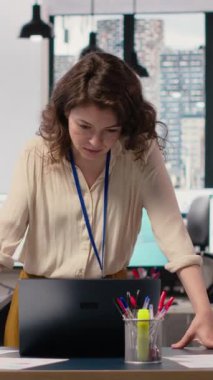 Dikey video çeşitliliğindeki kadınlar stratejik planlama, odaklanma ve kararlılık, profesyonel büyüme, güçlendirme ve kurumsal sinerjiyi sağlamak için performans izleme konularına daldılar. Kamera B.