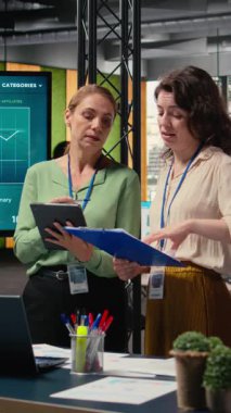 İş stratejisi geliştirmek için takım çalışması sergileyen dikey Video Hırslı profesyoneller, kadınlara anlayış ve kurumsal büyüme ve yönetim anlayışını yeniden şekillendirme gücü veriyor. Kamera A.