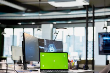 Yapay zeka programlama dilleri kodunu gösteren AI başlangıç ofis masasında yeşil ekran laptop. Yapay zeka öğrenme testi ve kalite güvencesi için kullanılan krom anahtar defteri