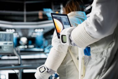 Mars seferinden önce, insanlığın geleceğine hazırlanan kozmonot planlarını cihaz üzerinde incelemeye son verin. Uzay gemisindeki astronot, Dünya 'nın ötesindeki insan hayatını desteklemek için Kızıl Gezegen' i keşfediyor.