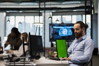 İş analizleri için yapay zeka modelleri geliştiren yeşil ekran tableti kullanan bir ofis mühendisi. Yapay zeka öngörüsü için simülasyonları çalıştıran bir IT uzmanı