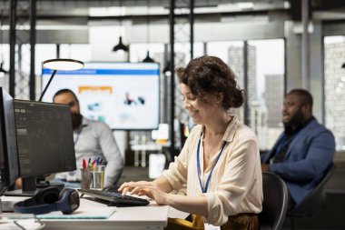 Ofis yöneticisi, çok uluslu bir şirketin küresel pazar verilerini ve kripto para birimi eğilimlerini analiz ederek, sonuçları elde etmek için teknoloji ve iş stratejisini koz olarak kullanıyor. Hedeflere ulaşma.