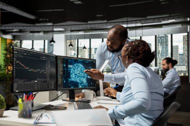 Borsa hareketlerinin tahmini doğruluğunu artırmak için derinden öğrenme modelleri kullanan tüccarlardan oluşan bir ekip. Afro-Amerikan aksesuar firması iş arkadaşları AI 'ı ticaret stratejilerini optimize etmek için kullanıyor.