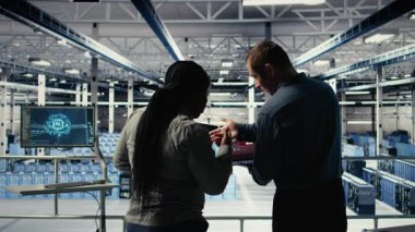 Sunucu odası teknisyenleri, altyapı yavaşlamalarına yol açan bir uyarı mesajı aldılar. Takım çalışması veri merkezi meslektaşları, yazılım hataları ve kamera A 'nın neden olduğu arızayı gördü