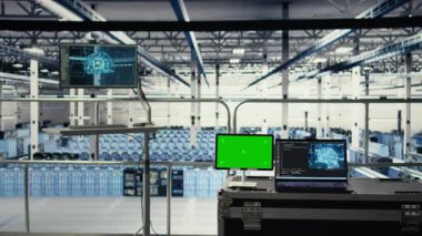 Veri merkezinde yapay zeka tahmin modelleri için yapılmış süper bilgisayar donanımlı bir model. Veri desenlerini tespit eden sinirsel ağlar teknisyeniyle sunucu odasında yeşil ekran tableti