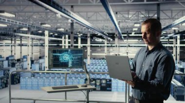 Veri merkezindeki mühendis, rutin sistem incelemesi sırasında dizüstü bilgisayarı kullanarak Al 'ın gösterge panelini kontrol ediyor. Bilişim uzmanı güvenilir performansı doğrulamak için bilgisayardaki yapay zeka araçlarını test ediyor. Kamera A