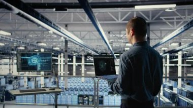 Veri merkezindeki yazılım geliştiricisi, rutin sistem incelemesi sırasında dizüstü bilgisayarı kullanarak Al 'ın gösterge panelini kontrol ediyor. Sunucu merkezi bilişim uzmanı performansı kontrol etmek için yapay zekayı not defterinde test ediyor. Kamera A