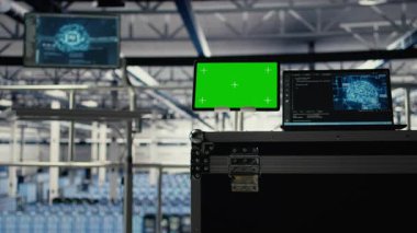 Sunucu odasında yapay zeka teknolojisini destekleyen ekipman donanımlı yeşil ekran tablet. Veri merkezinde Chroma anahtar aygıtı yapay zeka operasyonları için geniş veri depolama ve işleme