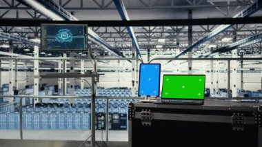 Yapay zeka teknolojisi kullanarak endüstriyel veri merkezinde yeşil ekran not defteri ve maket tableti. İzole ekran aygıtı üzerinde derin öğrenme teknolojisi ve sunucu odasında krom anahtar dizüstü bilgisayar