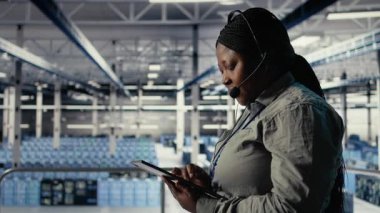 Veri merkezi meslektaşları, müşterilerin internet sitesi sunucu sorunlarını çözmelerine yardımcı olmak için yapay zeka kullanıyor. Sunucu odası teknik destek çalışanları kullanıcıların internet hizmetlerini sorunsuz çalıştırmasına yardımcı oluyor, kamera A