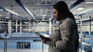 Veri Merkezi yazılım geliştiricisi AI sondaj hızını artırmak için sistem ayarlarını ayarlar. Sunucu merkezi çalışanı, yapay zeka iş yükünü desteklemek için tablet, yükseltme donanımı ve kamera A kullanır.