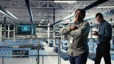 Gülümseyen veri merkezi yöneticisinin portresi yapay zeka sondajı işleme hızını ve verimliliğini arttırmak için çalışıyor. Sunucu merkezindeki mutlu ekip lideri yapay zeka iş yüklerini, kamera A 'yı destekliyor.