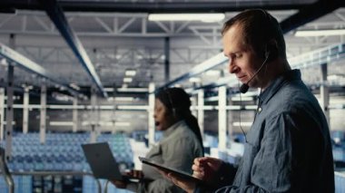 Veri merkezi yöneticisinin ses mikrofonuyla konuşması, müşterilerin web sitesi sunucu sorunlarını çözmesine yardımcı oluyor. Endüstriyel platformdaki sunucu tarım işçisi kullanıcıların çevrimiçi hizmetleri sürdürmelerine yardımcı oluyor, kamera A