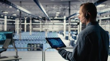 Veri merkezi mühendisi, müşterilerin web sitesi sunucu sorunlarını çözmek için tablette yapay zeka kullanıyor. Sunucu merkezi teknik destek uzmanı kullanıcıların çevrimiçi servislerini sorunsuz çalıştırmalarına yardımcı oluyor, Kamera A